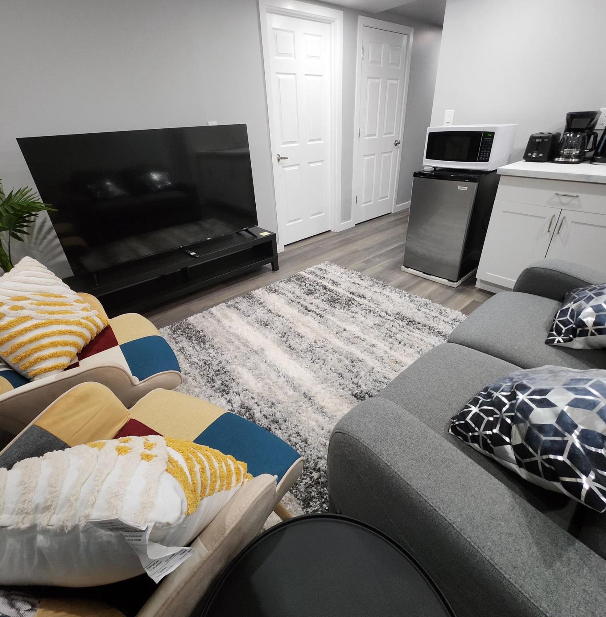 Entire Basement Suite With Private Entrance Winnipeg Buitenkant foto